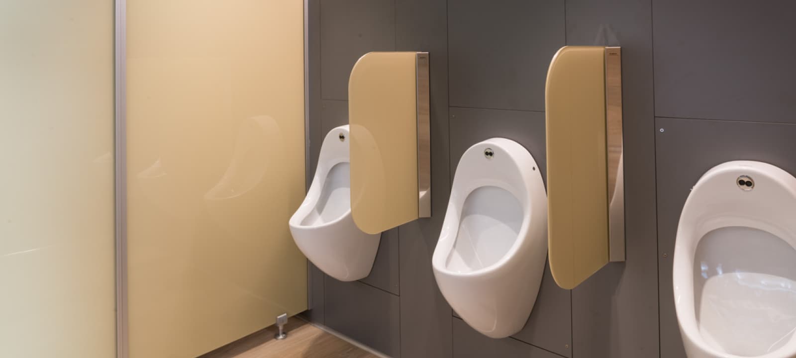 Electronic urinals and flushing cisterns