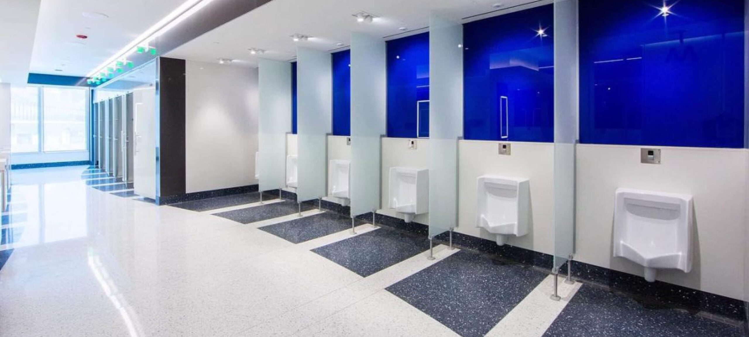 Carefully furnishing highly-frequented toilets and locker rooms